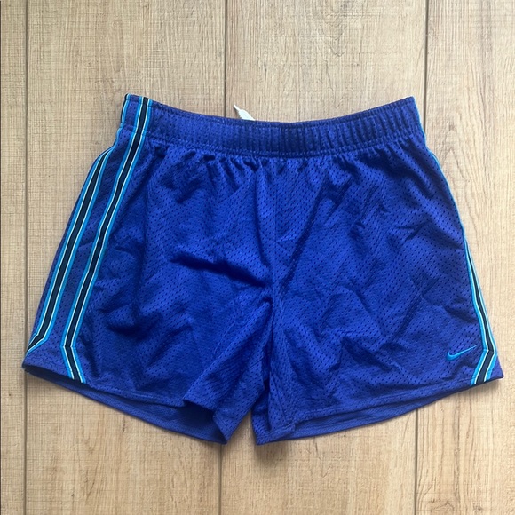 Nike dri fit  girls basketball shorts size xl - Picture 1 of 4